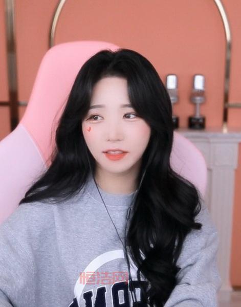 绿茶直播APP下载：短视频，直播，聊天，一站式娱乐体验！