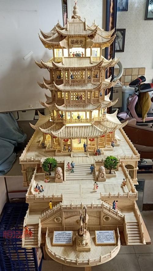 74岁大爷用5000双筷子搭建黄鹤楼，手艺惊人