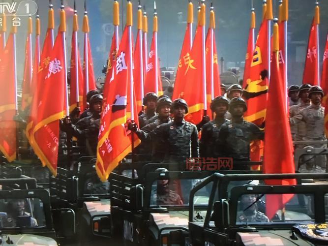 70周年阅兵式：见红旗就扛，彰显军人作风