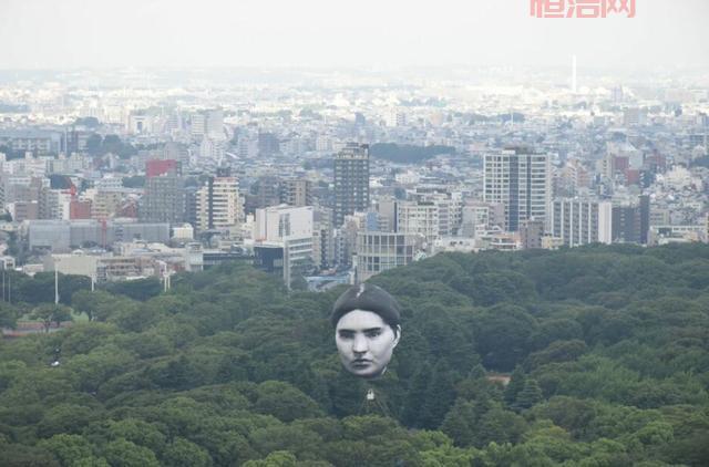 东京奥运前夜，赛场上空现巨人脸，长达20米