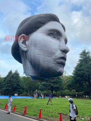东京奥运前夜，赛场上空现巨人脸，长达20米