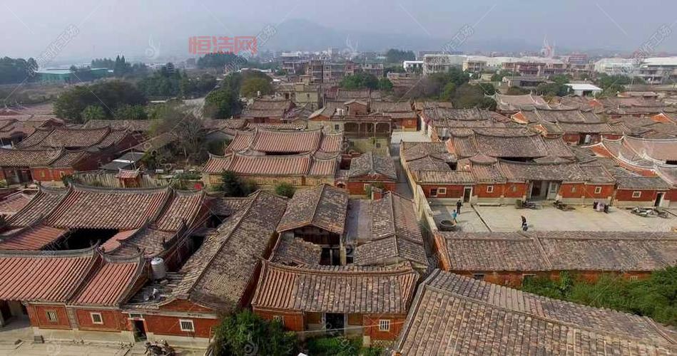 探索“厝”字的多重含义：从安置到闽南古厝的传统
