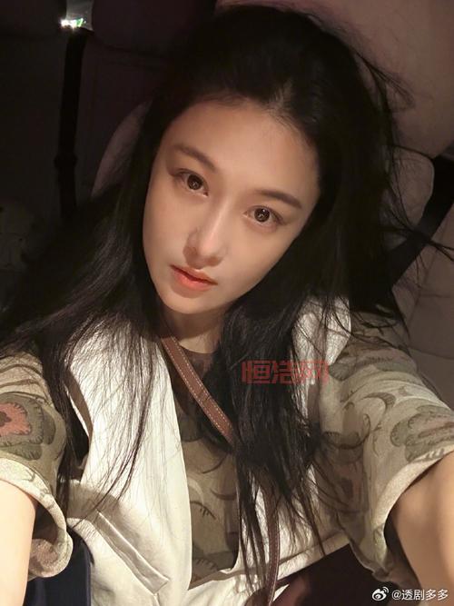 亚洲自拍综合图大揭秘：最火自拍趋势与明星私照