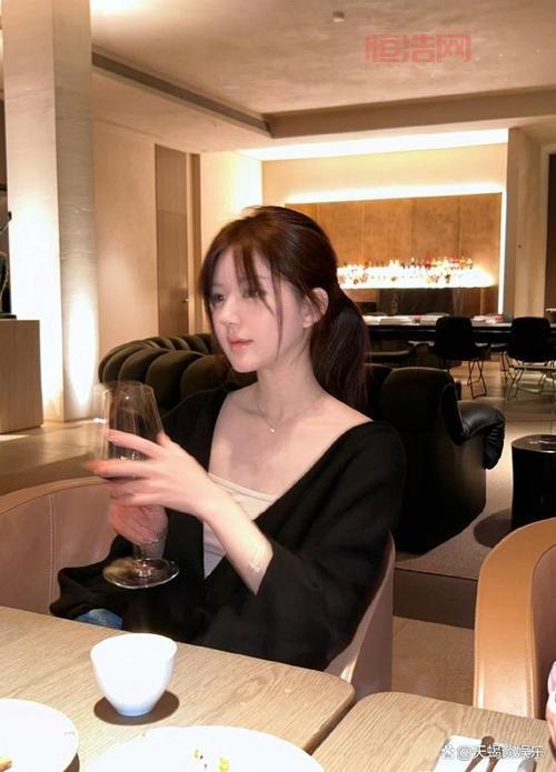亚洲自拍综合图大揭秘：最火自拍趋势与明星私照