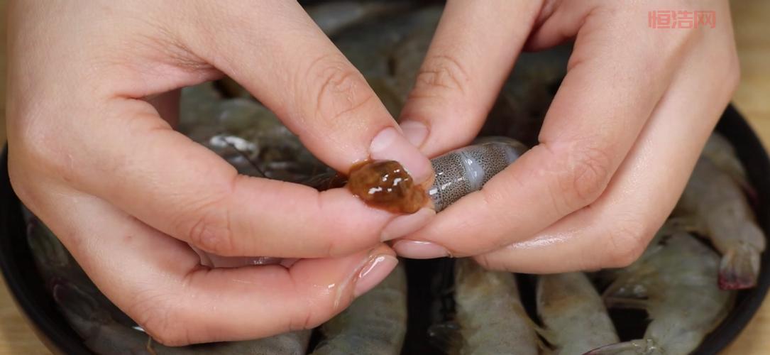 虾怎么处理干净？简单技巧教你去虾线、除杂质